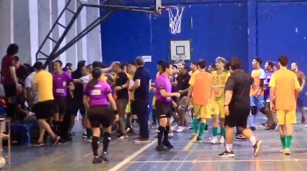 Versus / Incidentes, agresiones y suspensión en juego de la Categoría de Honor del Futsal