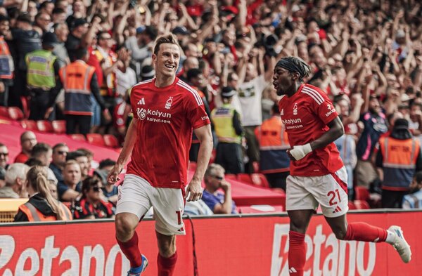Versus / Con Ramón Sosa desde las tribunas, el Forest empata en su estreno en la Premier League