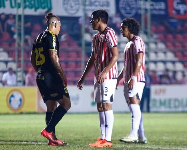 Denuncian que pelotero robó lelu en tumulto de hinchada