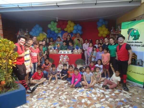 Directivos de Cooperativas homenajearon a unos 200 niños del Comedor San Vicente de Paúl - Noticiero Paraguay