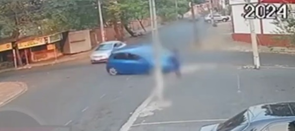 [VIDEO] Autos chocaron en una esquina e hicieron volar a dos menores