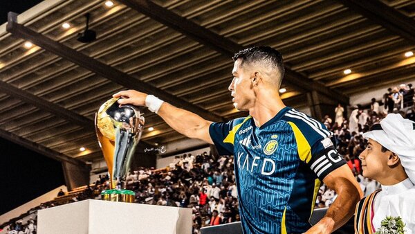 Cristiano toca la copa, pierde la final y gesticula a sus compañeros
