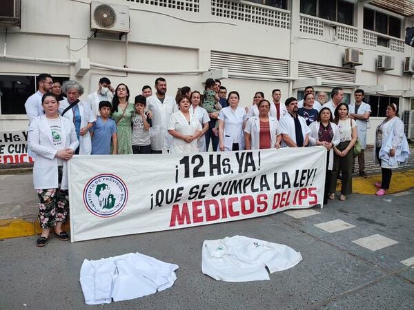 Médicos del IPS protestan y piden reunión con titular de la previsional - Nacionales - ABC Color