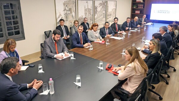 Solo tres ministros se embolsaron en viáticos casi G. 200 millones
