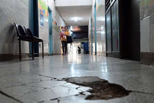 Familias gastan dineral en hospitales y en Ministerio de Salud faltarían unos 2.300 medicamentos e insumos - Nacionales - ABC Color
