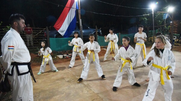 Da clases de taekwondo en su patio, para alejar a niños de malos vicios