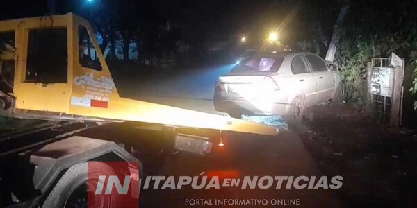AUTOMÓVIL CHOCÓ CONTRA COLUMNA DE LA ANDE EN ENCARNACIÓN - Itapúa Noticias