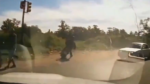 Video: Motociclista terminó en los matorrales tras adelantarse por la derecha en ruta PY02
