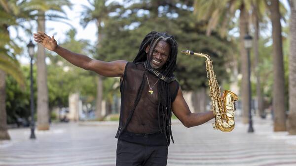 Mister Juan, el refugiado colombiano que con su saxofón lleva alegría a los transeúntes