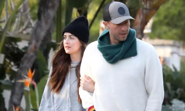 ¡Falsa alarma! Cantante de Coldplay sigue de mil amores con actriz de “50 sombras de Grey”