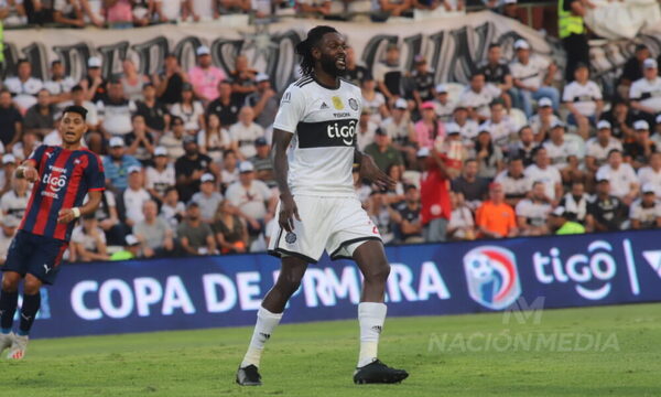 En la previa del superclásico, Emmanuel Adebayor se acordó de Olimpia