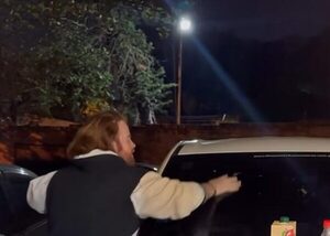 Pintó y lleno de huevos una camioneta que se estacionó frente a su garage