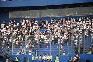 Arma de un policía desapareció tras forcejeo con hinchas de Olimpia - Policiales - ABC Color