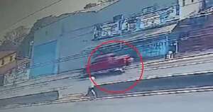 Diario HOY | Dos mujeres se salvan de milagro tras ser arrolladas por una camioneta en Itauguá