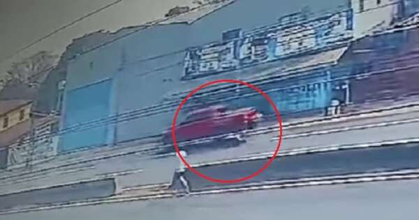 Diario HOY | Dos mujeres se salvan de milagro tras ser arrolladas por una camioneta en Itauguá