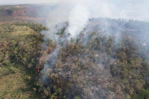 Bomberos refuerzan lucha contra incendio de gran magnitud en el Parque Nacional Cerro Corá - Nacionales - ABC Color