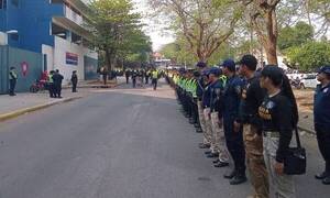 Barras bravas dispararon a policía y le robaron su arma