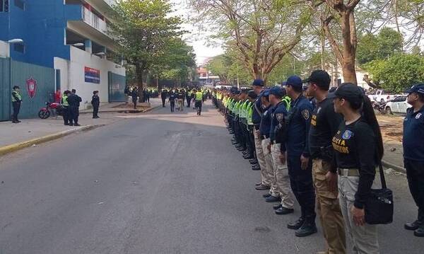 Barras bravas dispararon a policía y le robaron su arma