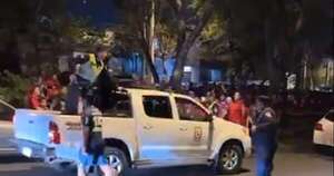La Nación / Superclásico acaba con un policía herido