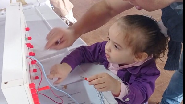Alumnas crean tablero de aprendizaje infantil y logran pase para Colombia