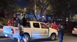 Superclásico acaba con un policía herido de bala - Noticiero Paraguay