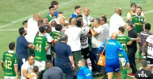 Versus / Empujones y puñetazos en un caliente clásico paulista con presencia de paraguayos