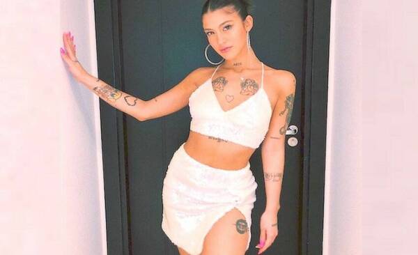 ¡Cantante desafió a la censura de Instagram con foto osada!