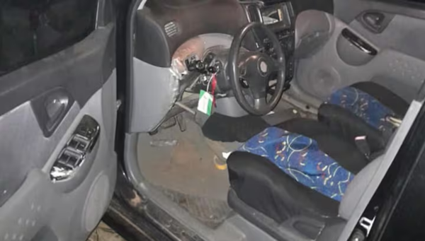 Mujer borracha impacta contra varios vehículos y una casa abandonada