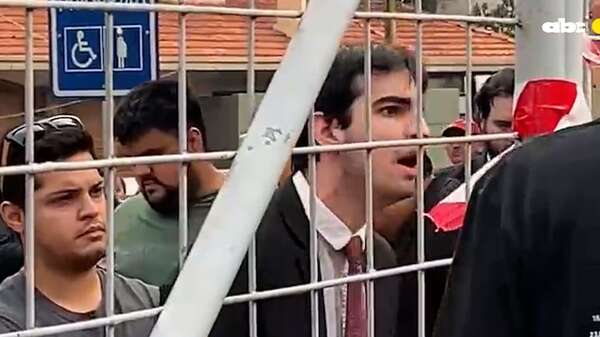Video: “Tratito” Ovelar candadea los portones de la Facultad de Derecho - Nacionales - ABC Color