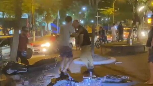 Video: Un hombre y una mujer forcejean y pelean en la vía pública en Concepción