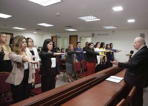 Se recuerda que el acto de juramento de abogados es un servicio gratuito