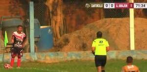 [VIDEO] ¡Esto ya es cosa de...! El insólito motivo por el que expulsaron a un jugador en Perú en su cumple