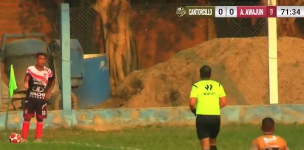 [VIDEO] ¡Esto ya es cosa de...! El insólito motivo por el que expulsaron a un jugador en Perú en su cumple
