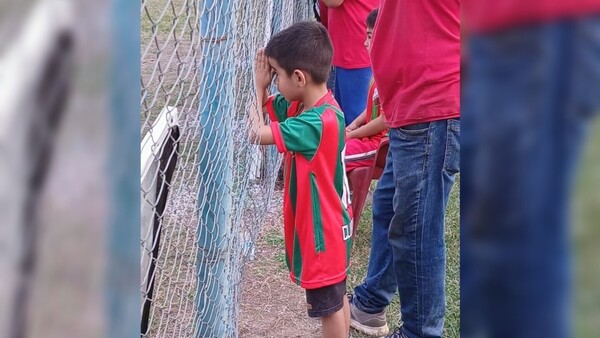 El momento más tierno de un pequeño hincha que reza durante penal en la final de Mariano