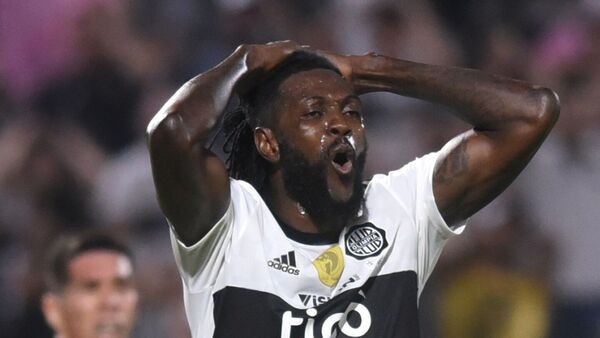 El sorprendente comentario de Adebayor en la previa del clásico