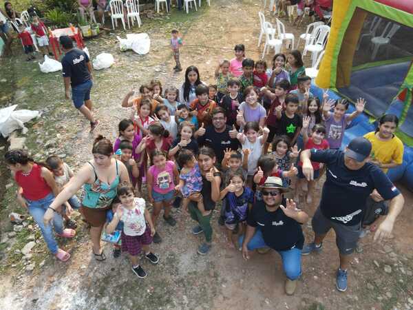 Aficionados al deporte motor agasajaron a unos 600 niños de CDE en su día - La Clave