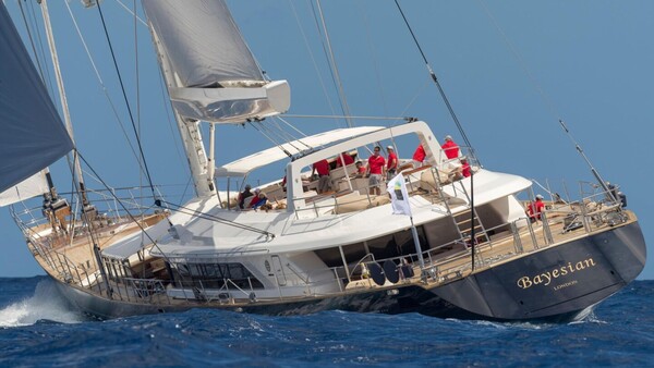 Buzos hallaron un muerto tras el naufragio de un lujoso velero en Sicilia y 6 están desaparecidos