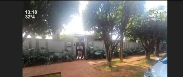 Policías se habrían identificado ante el diputado durante el allanamiento - SNT