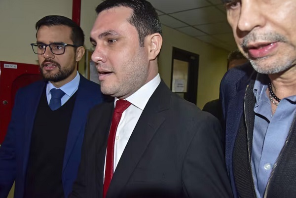 Juez analiza sobreseimiento provisional de senador Hernán Rivas