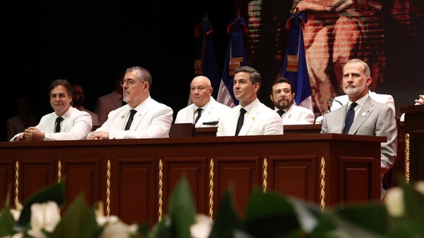 El rey Felipe VI causó polémica por no usar traje blanco en República Dominicana