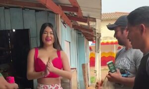 (VIDEO)Laurys Diva ayudó a doña con ventas de yuyos y arrasaron