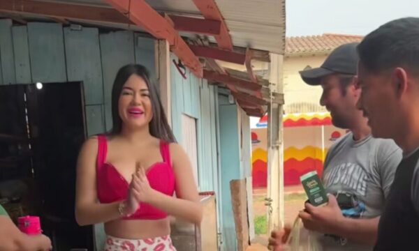(VIDEO)Laurys Diva ayudó a doña con ventas de yuyos y arrasaron