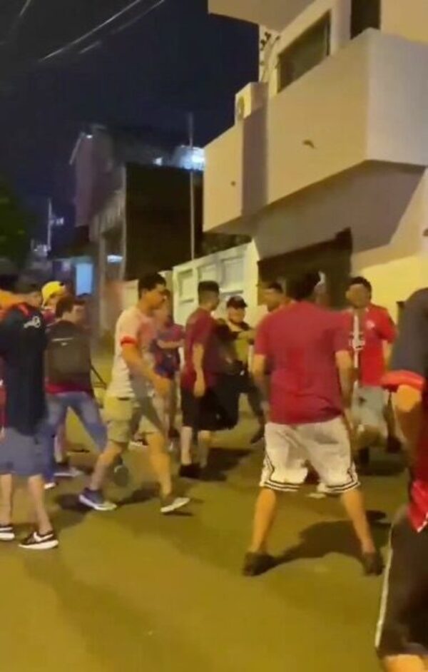 [VIDEO] Saltó video de cómo los barras le robaron su arma al policía
