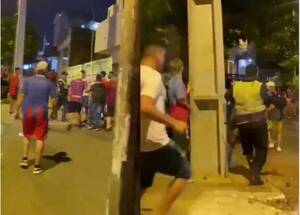 [VIDEO] Así le robaron los barra bravas su arma al policía
