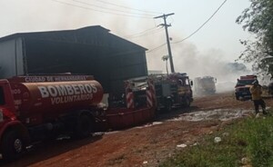 Incendio redujo a cenizas 50 toneladas de plásticos