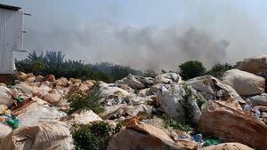 Incendio arrasa con recicladora y se queman 50.000 kilos de bolsas de plásticos - ABC en el Este - ABC Color