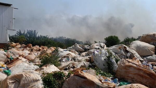 Incendio arrasa con recicladora y se queman 50.000 kilos de bolsas de plásticos - ABC en el Este - ABC Color