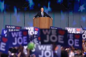 Biden recibe ovación en la convención demócrata antes de pasar la batuta a Harris - Mundo - ABC Color