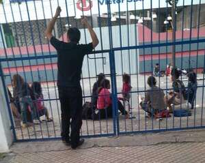Presencia de grupo indígena en zona escolar provoca suspensión de clases - Nacionales - ABC Color