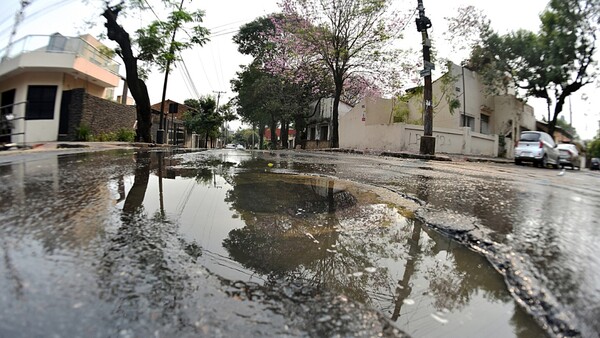 Cloaca, caños rotos y bacheos a medias deterioran calles de capital
